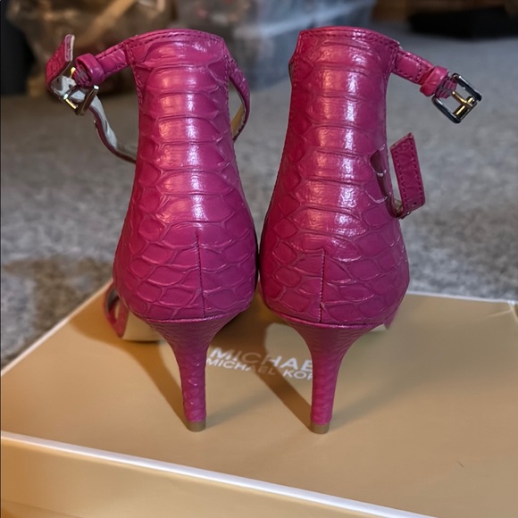 Michael Kors Kristen Mid Heels 8.0 With Gold Details 2.5 Inch Heel - Picture 5 of 7